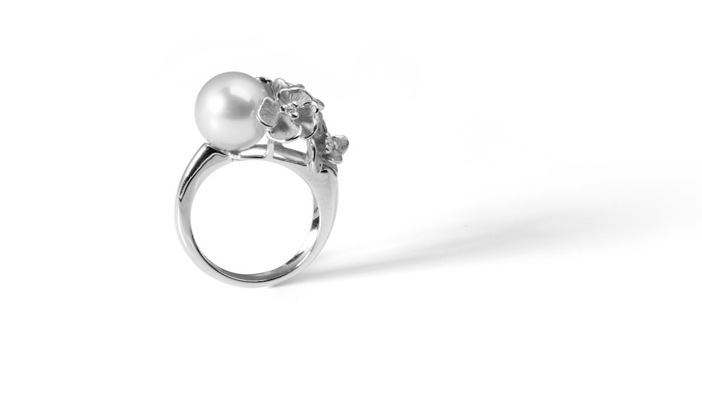 Zilveren ring met parel en bloem